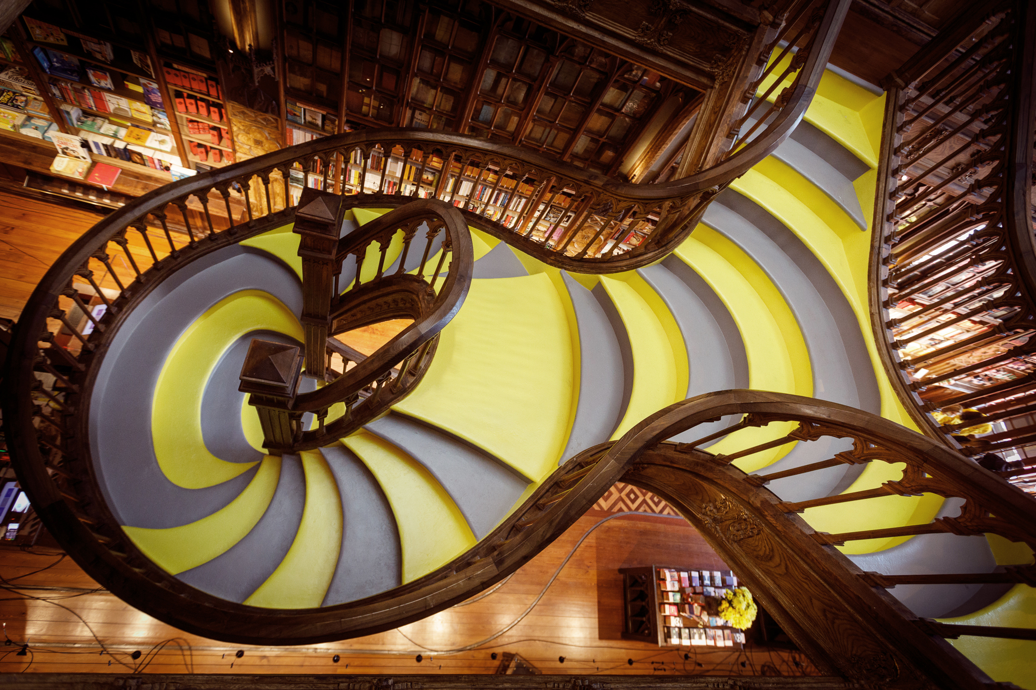 Partnership with PANTONE® turns the iconic staircase of Livraria Lello yellow and gray